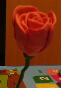 пластилиновая роза - прекрасный подарок. Слепить розу очень легко.