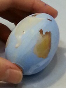 Контур рисунка на деревянном яйце
