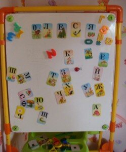 Учим буквы играя с магнитной азбукой