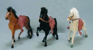 Игрушки лошадки с седлами и уздечкой