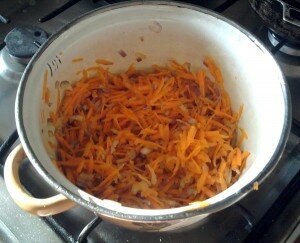 Морковка и лук для овощного рагу