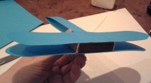 Как сделать самолетик из бумаги - 4 шаг