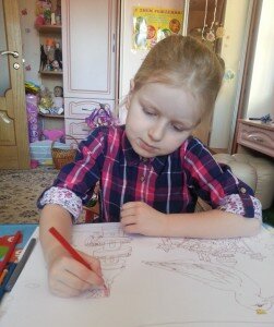 Олеся рисует в книге "Тами и Сами"