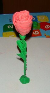 Очень красивая роза из пластилина