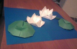 Оригами озеро с лилиями и кувшинками