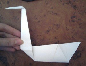Оригами лебедь из бумаги