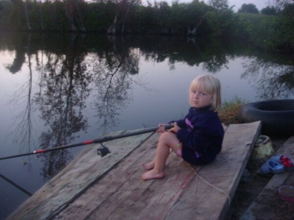 Олеся на рыбалке август 2012