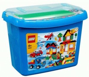 Огромная коробка Лего