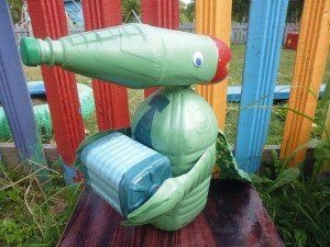 "Крокодил Гена" - поделки для сада из пластиковых бутылок